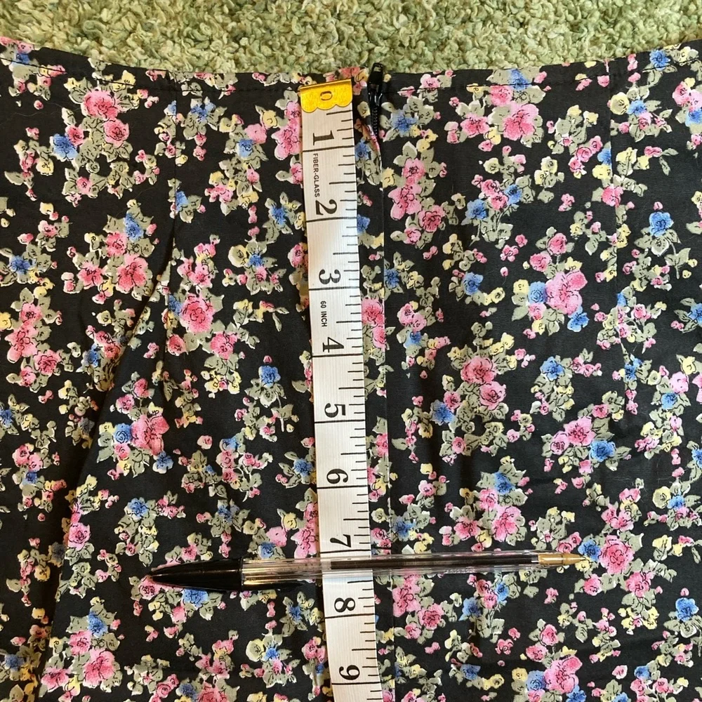 Vintage Blue brand skirt, size 7. Delicate floral pattern on a black backdrop. - Picture 7 of 9